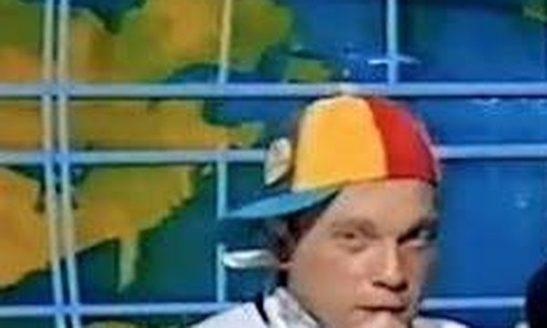 Marco Marzocca nel personaggio di Michelino, con cappellino colorato, in uno studio televisivo